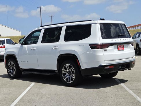 Used 2024 Jeep Wagoneer Series II w/ Flexible Seating Group RWD image 6