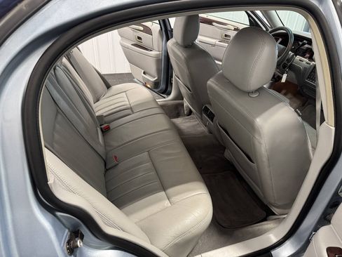 Used 2006 Lincoln Town Car Signature RWD image 23