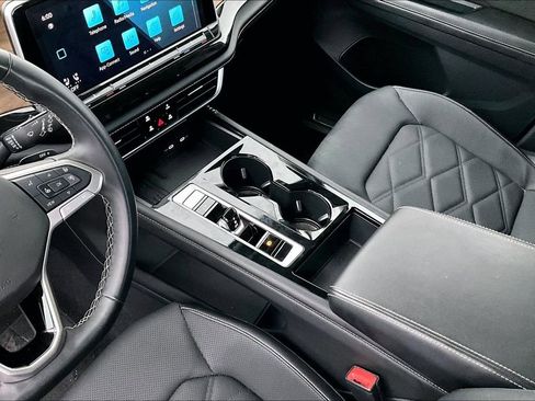 Used 2025 Volkswagen Atlas SE image 16