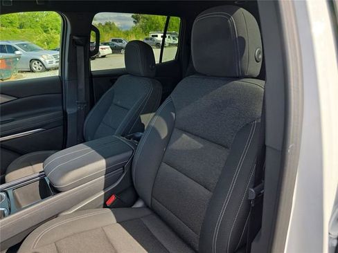 Used 2025 Chevrolet Traverse LT FWD image 21