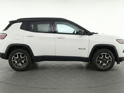 Used 2025 Jeep Compass Trailhawk image 11