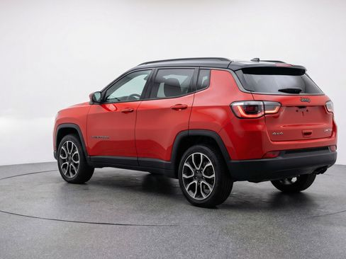 Used 2025 Jeep Compass Trailhawk image 6