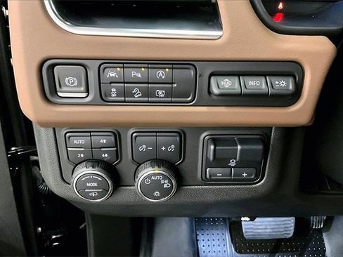 Used 2024 Chevrolet Tahoe High Country image 36