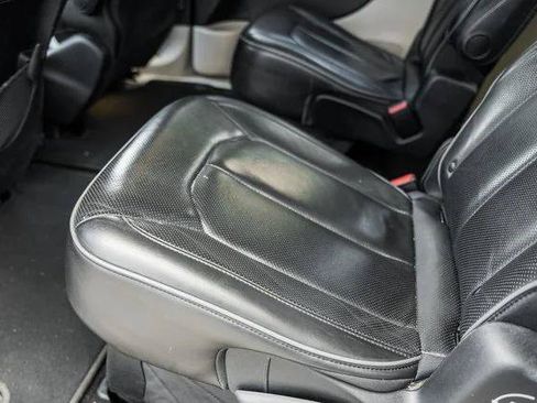 Certified 2019 Chrysler Pacifica Limited FWD image 35