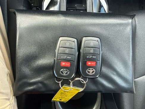 Used 2023 Toyota Corolla Cross XLE image 26