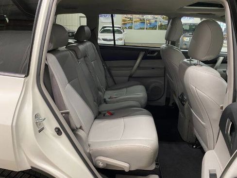 Used 2013 Toyota Highlander SE image 19