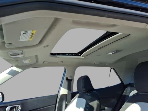 Used 2022 Hyundai Venue SEL image 14