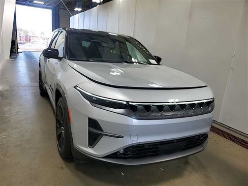 Used 2024 Jeep Wagoneer Launch Edition image 2