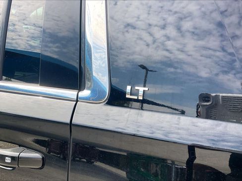 Used 2018 Chevrolet Suburban LT RWD image 10