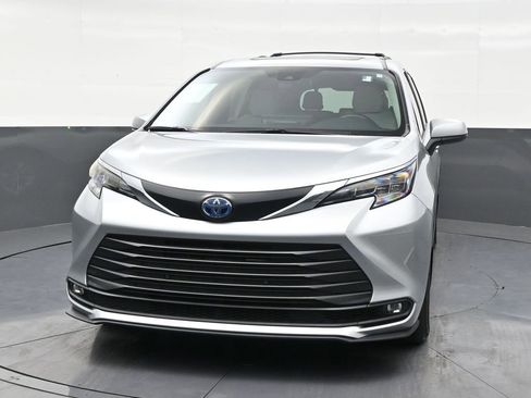Used 2025 Toyota Sienna XLE image 8