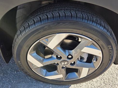 Used 2025 Hyundai Venue SEL image 9