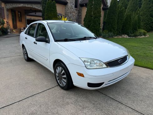 Used 2007 Ford Focus SE FWD image 4