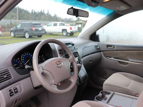 Used 2010 Toyota Sienna LE image 10