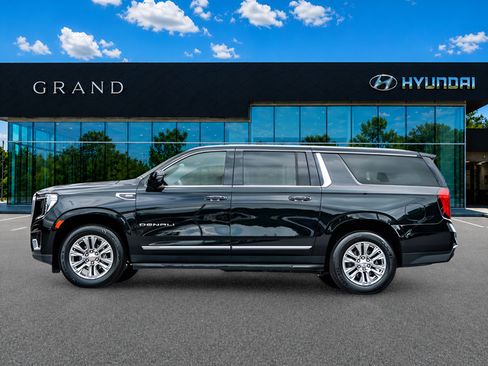 Used 2024 GMC Yukon XL Denali AWD/4WD image 3