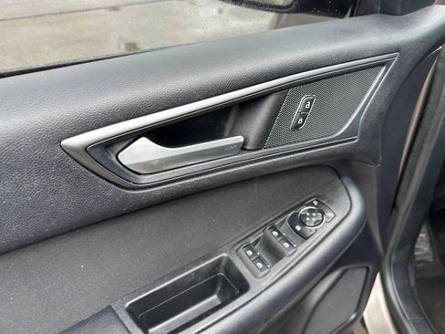Used 2019 Ford Edge SE FWD image 19