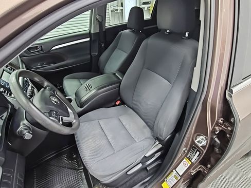 Used 2019 Toyota Highlander LE image 26