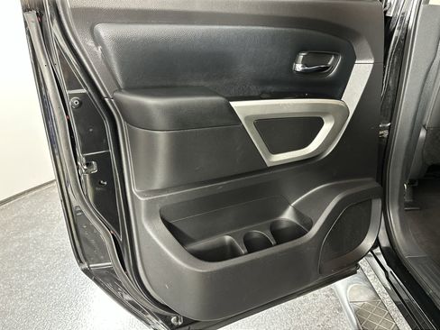 Used 2018 Nissan Titan SV image 33