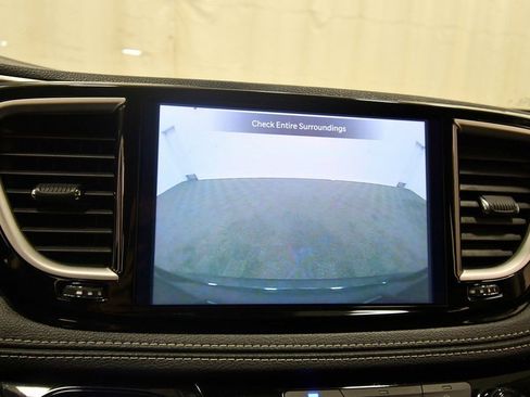 Used 2024 Chrysler Pacifica Select image 25