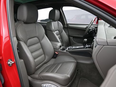 Certified 2022 Porsche Macan S AWD/4WD image 31