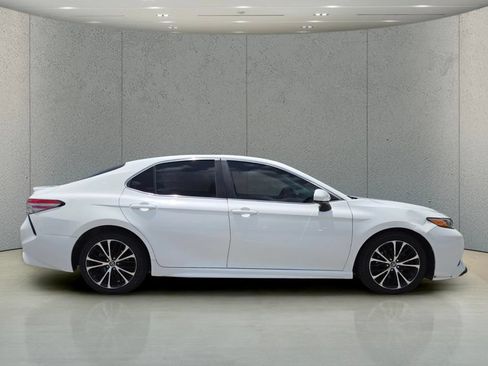 Used 2018 Toyota Camry SE FWD image 3