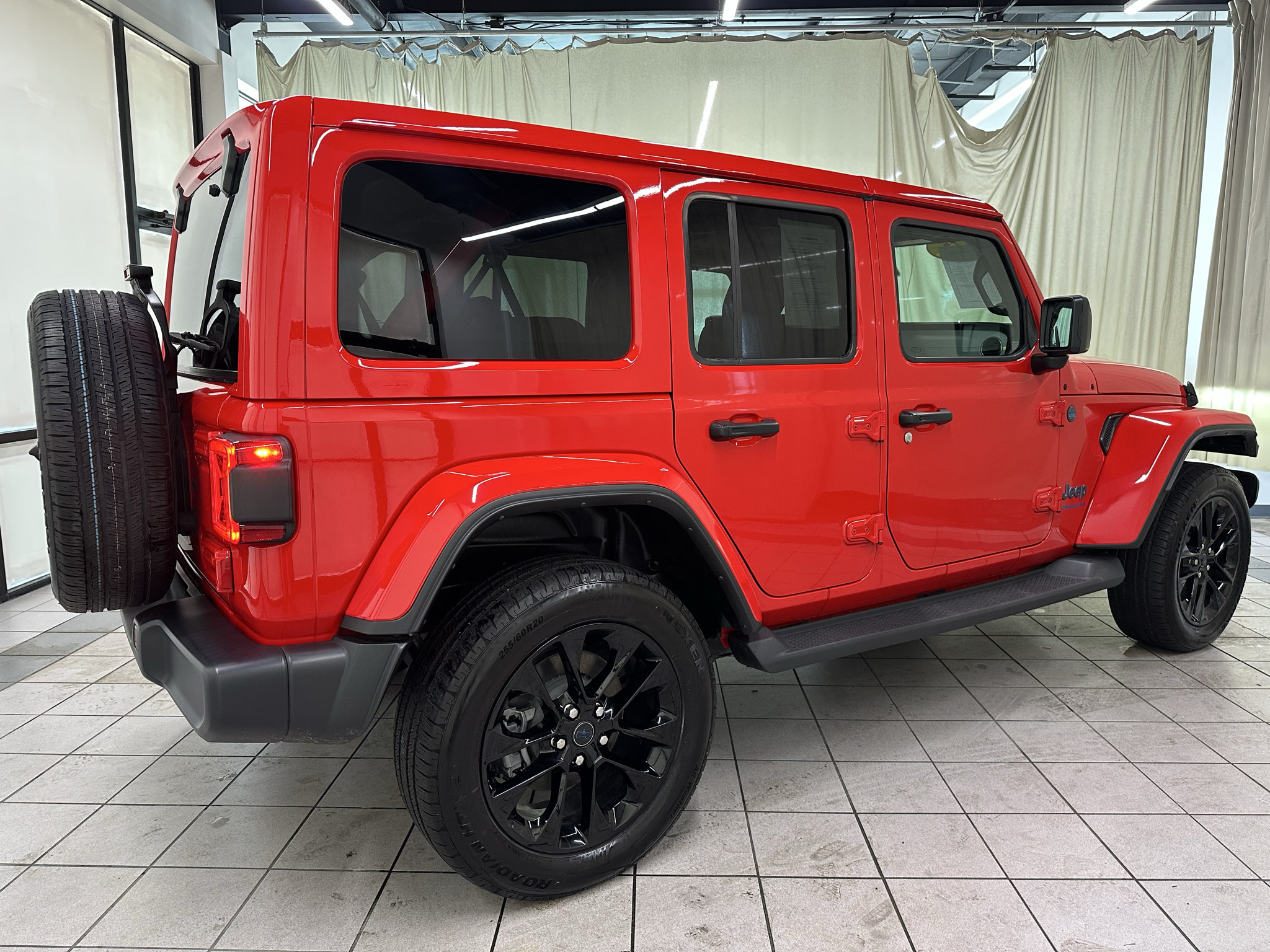 Used 2025 Jeep Wrangler Unlimited Sahara AWD/4WD image 3
