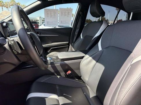 Used 2025 Toyota Camry SE w/ Convenience Package FWD image 21
