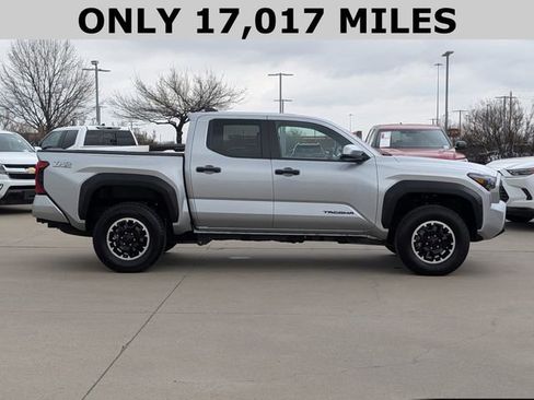 Used 2025 Toyota Tacoma TRD Off-Road image 4