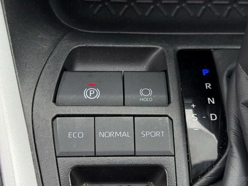 Used 2025 Toyota RAV4 XLE FWD image 21