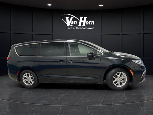 Used 2023 Chrysler Pacifica Touring-L FWD image 8