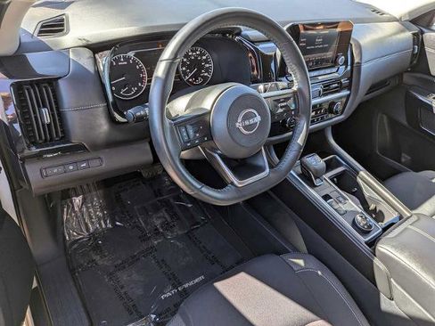 Used 2025 Nissan Pathfinder SV image 2