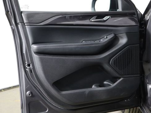 Used 2023 Jeep Grand Cherokee Laredo image 19