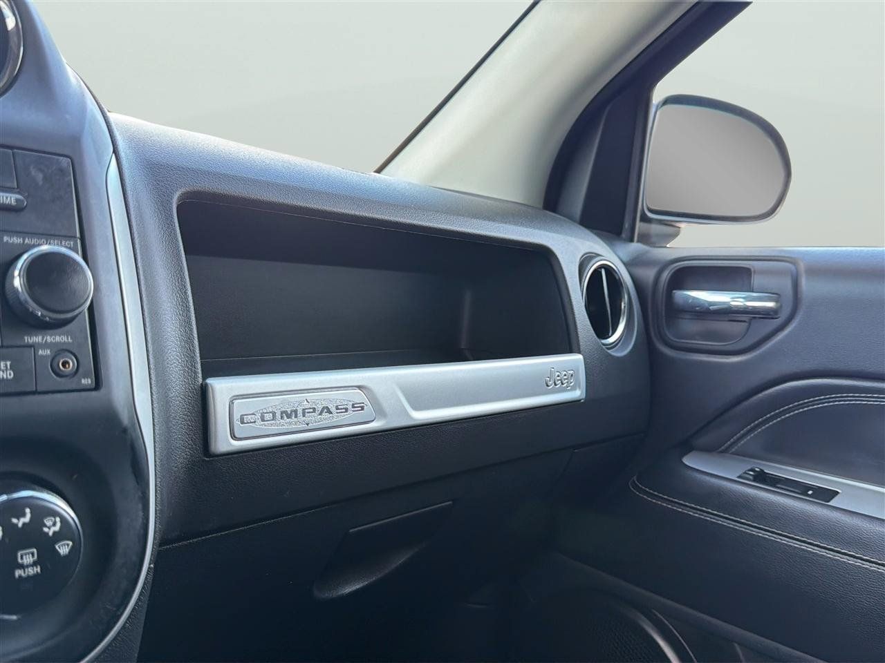 Used 2016 Jeep Compass Latitude FWD image 23