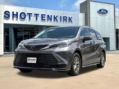 Used 2023 Toyota Sienna LE FWD image 3