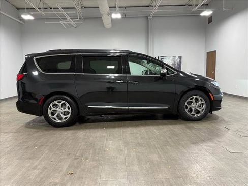 Used 2022 Chrysler Pacifica Limited image 3