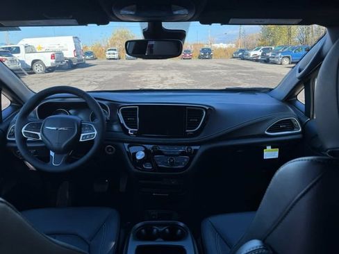 New 2026 Chrysler Pacifica Select AWD/4WD image 18
