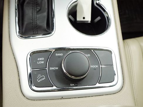 Certified 2020 Jeep Grand Cherokee Limited w/ Luxury Group II AWD/4WD image 36