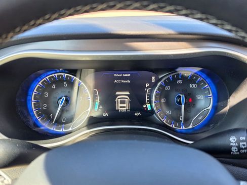 Used 2024 Chrysler Pacifica Touring-L FWD image 23