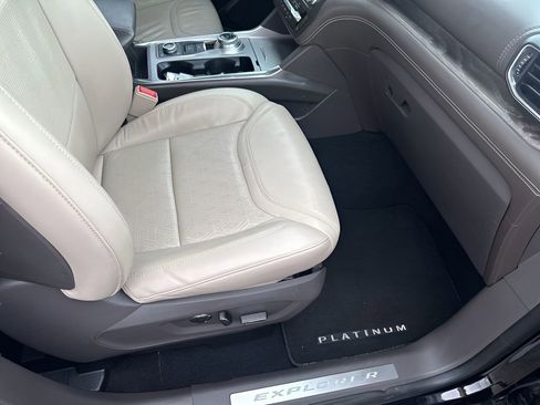 Used 2020 Ford Explorer Platinum w/ Premium Technology Package AWD/4WD image 16