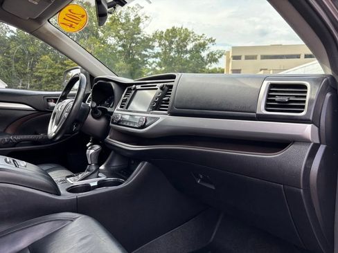 Used 2014 Toyota Highlander XLE FWD image 28