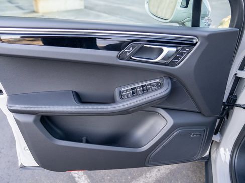 Certified 2026 Porsche Macan AWD/4WD image 11