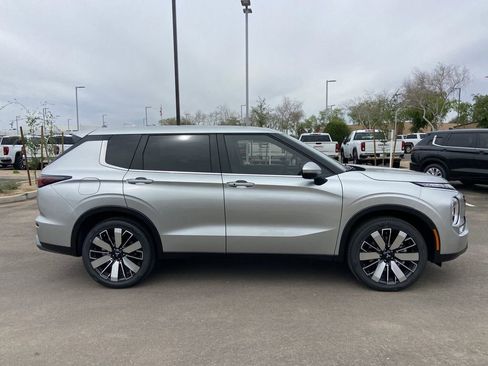 New 2026 Mitsubishi Outlander SE FWD image 2