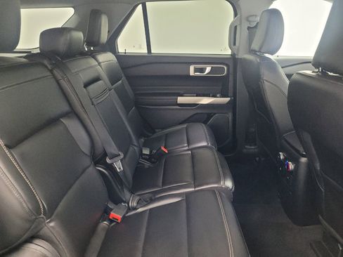 Used 2022 Ford Explorer XLT w/ Equipment Group 202A AWD/4WD image 19