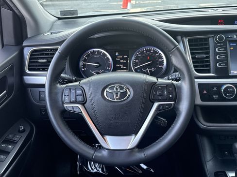 Used 2019 Toyota Highlander XLE AWD/4WD image 16