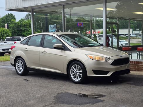 Used 2017 Ford Focus SE image 6