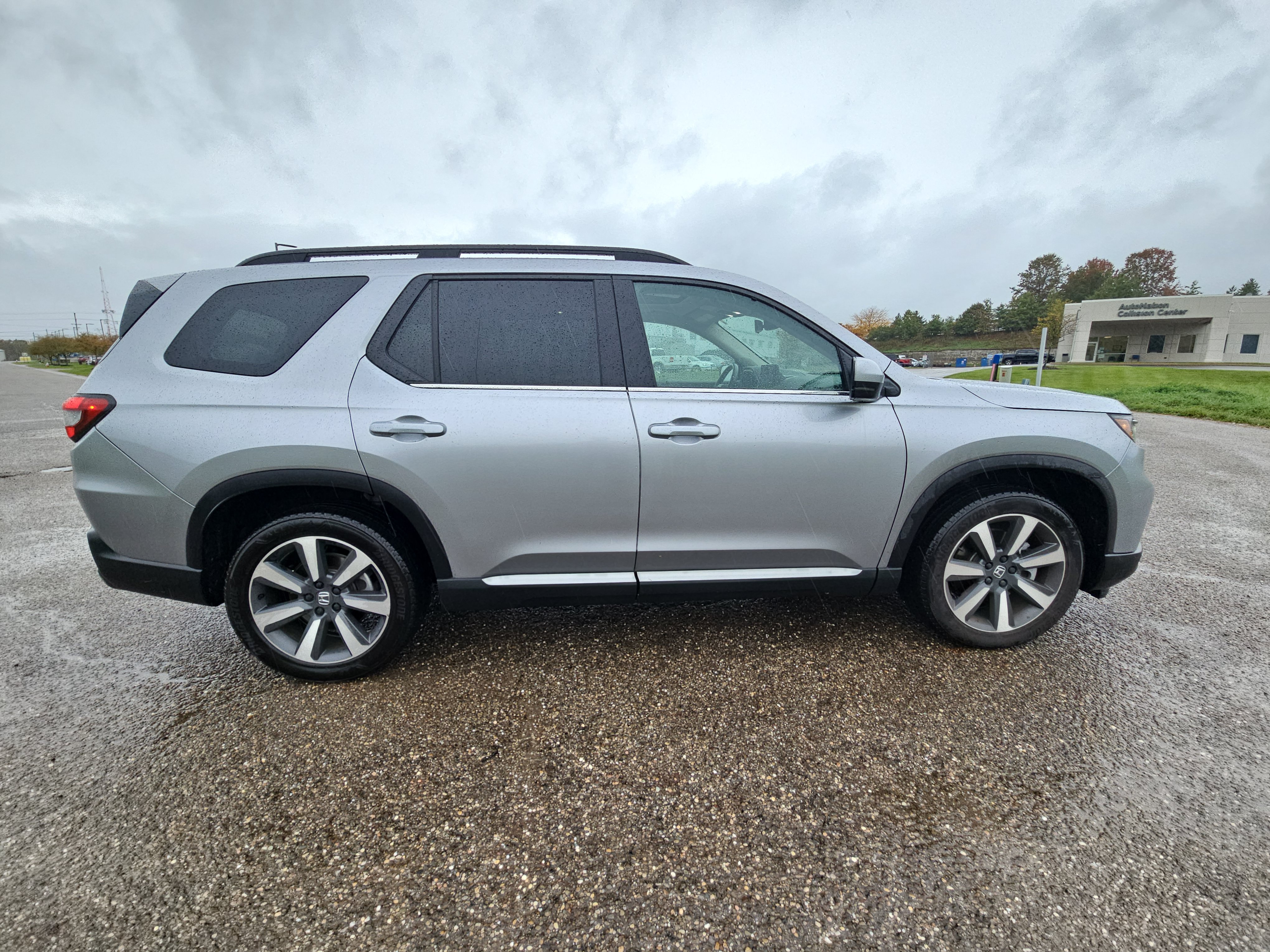 Used 2025 Honda Pilot Touring image 2