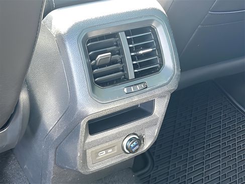 Used 2023 Volkswagen Tiguan SE w/ Panoramic Sunroof Package FWD image 16