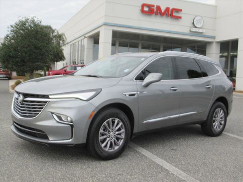 Used 2023 Buick Enclave Essence image 3