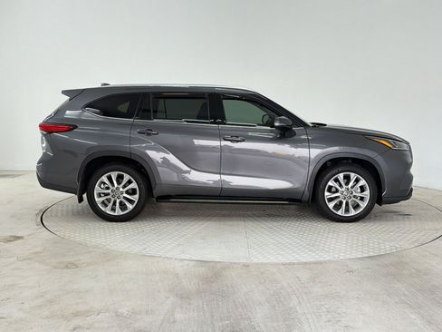 Used 2022 Toyota Highlander Limited image 8