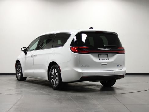 Used 2024 Chrysler Pacifica Select FWD image 6