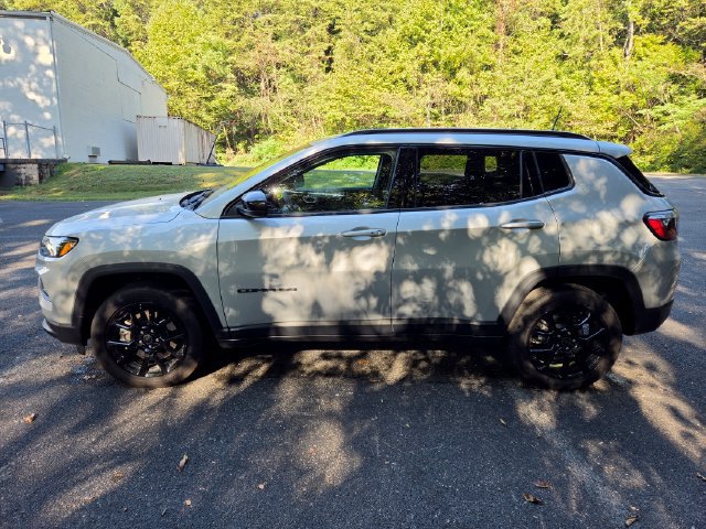 Used 2025 Jeep Compass Latitude w/ Altitude Special Edition AWD/4WD image 7
